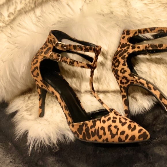 Leopard Print High Heel Pumps with a Pointed Toe . - Picture 9 of 16